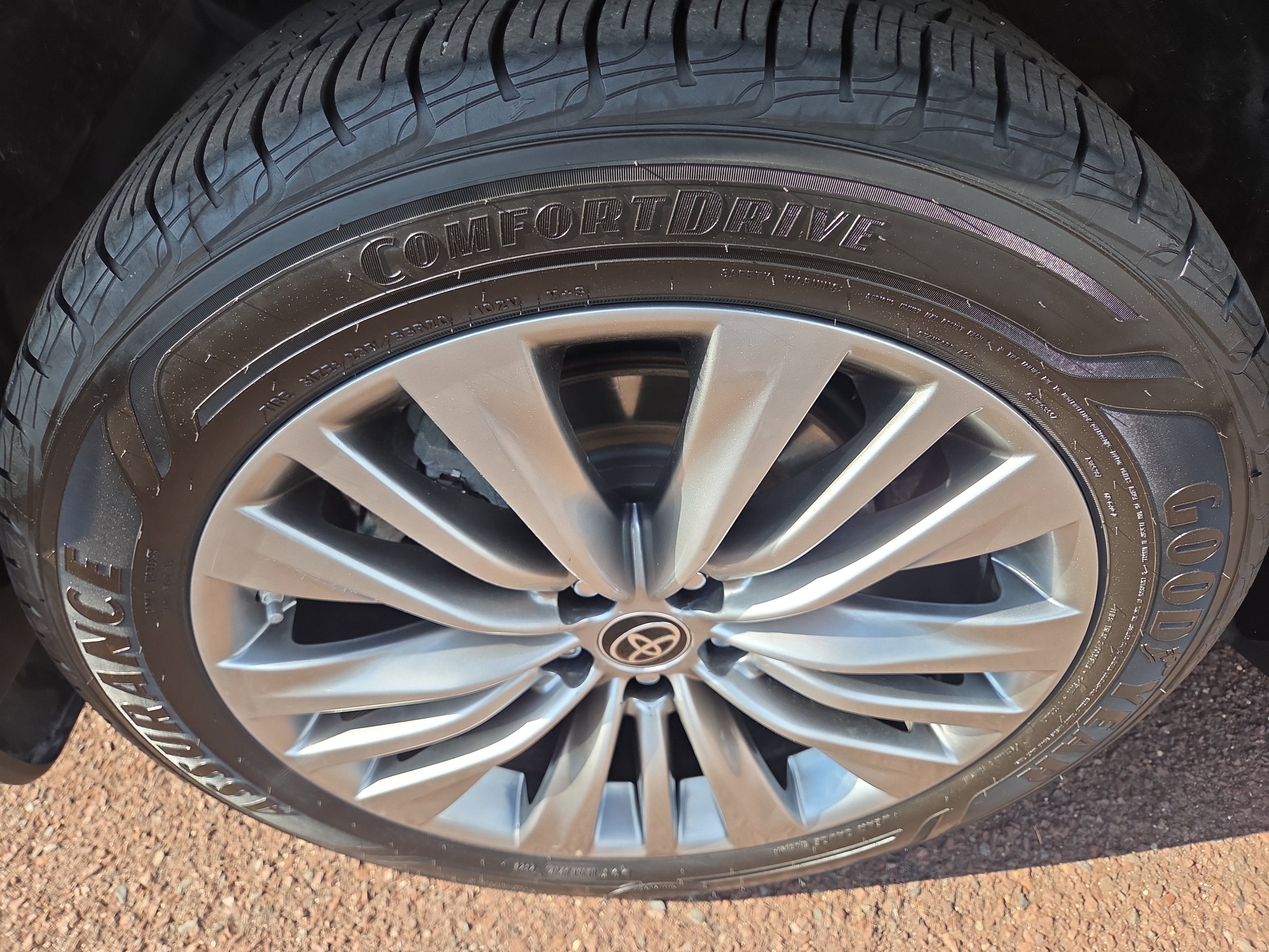 2023 Toyota Highlander Hybrid Platinum