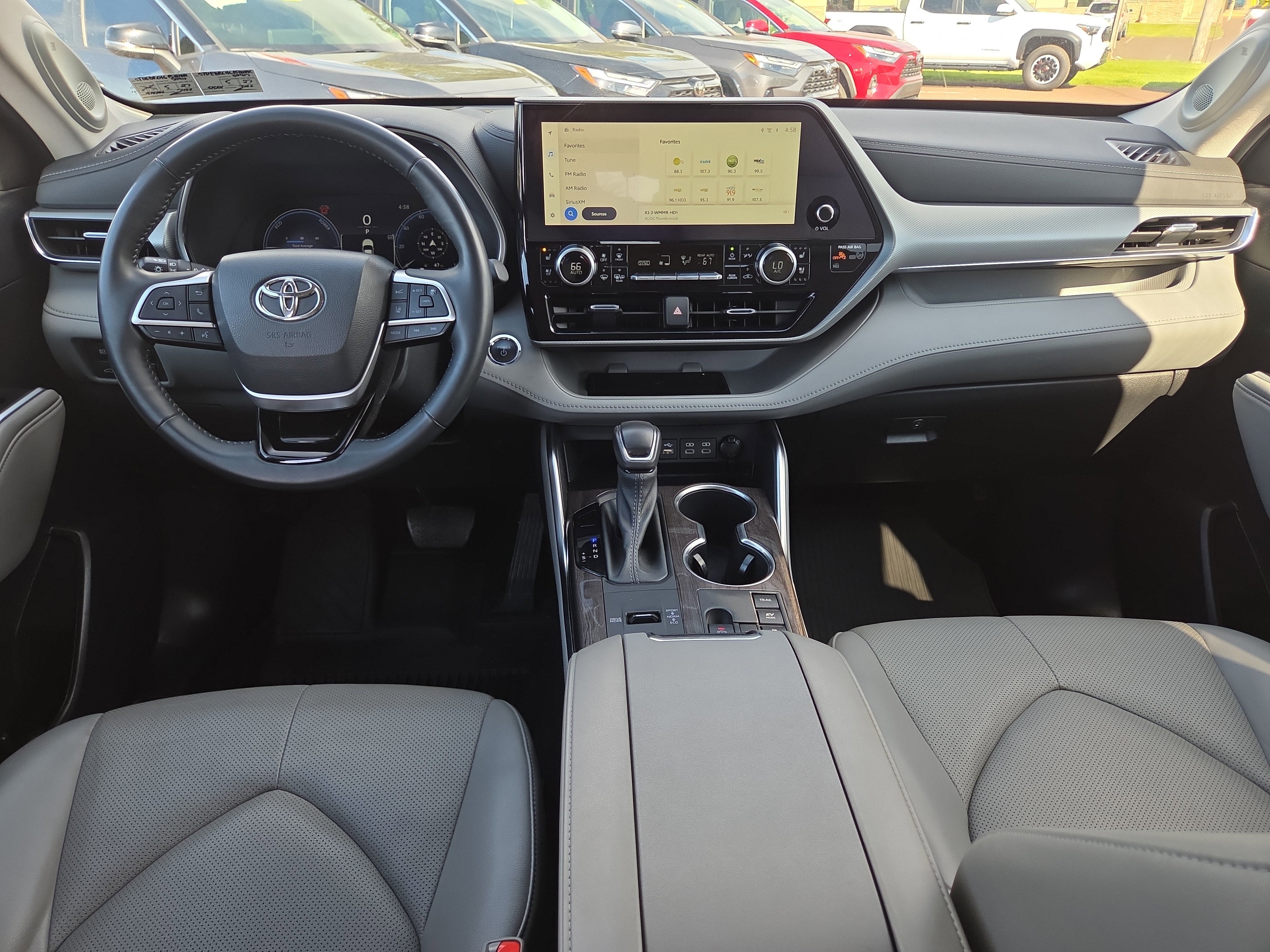 2023 Toyota Highlander Hybrid Platinum