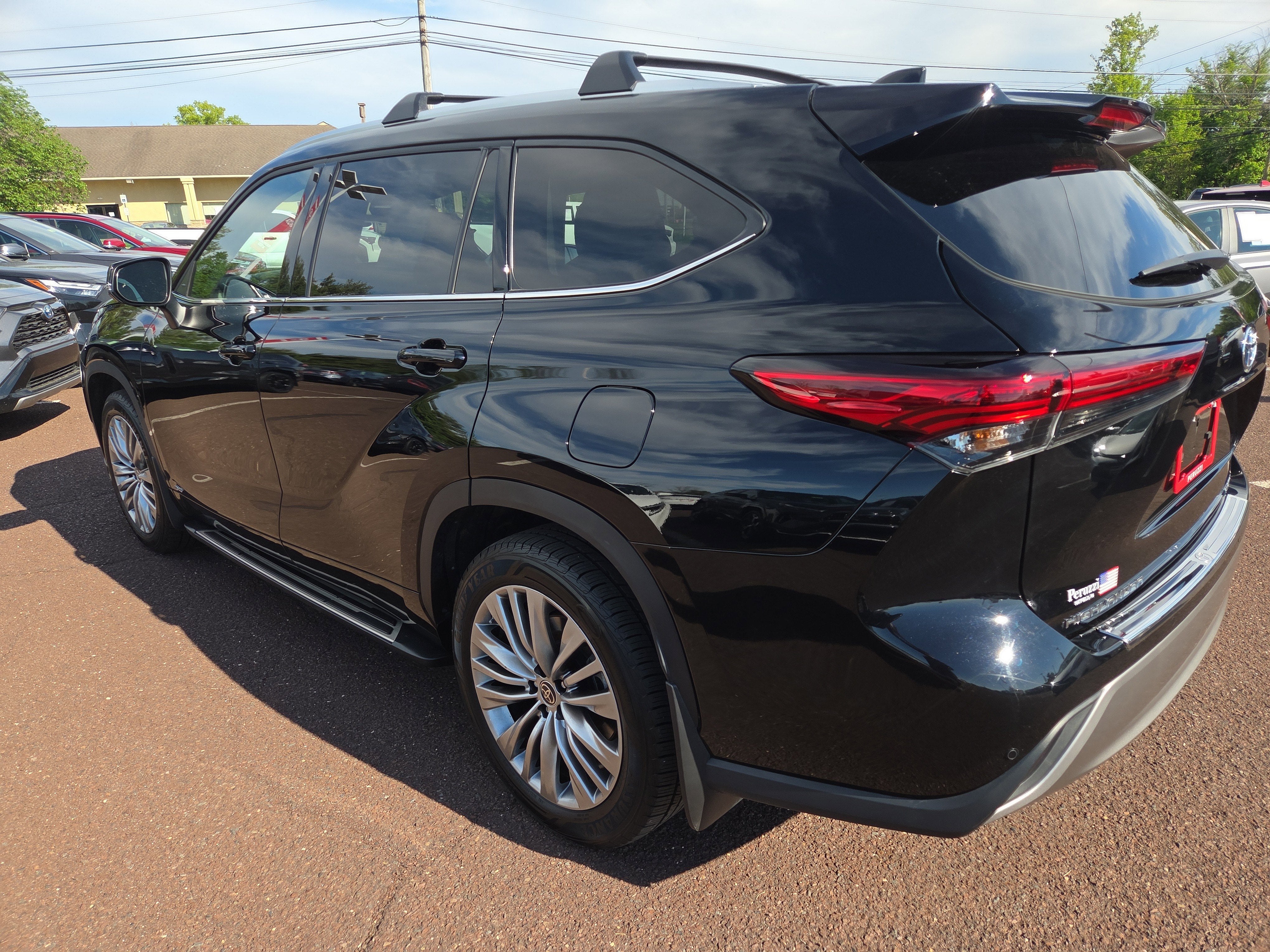 2023 Toyota Highlander Hybrid Platinum