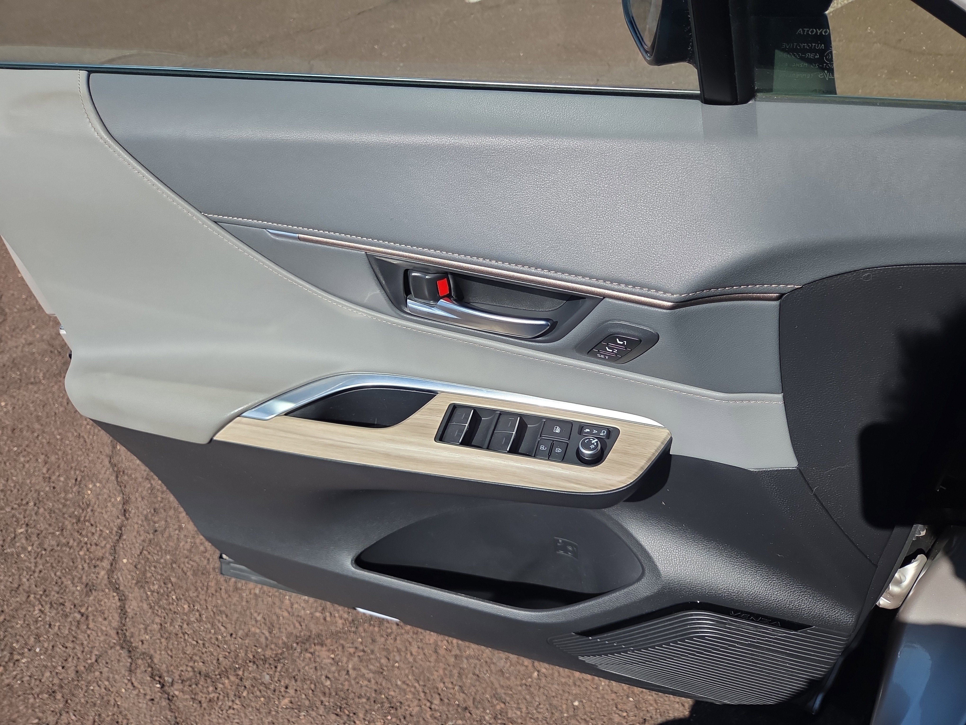 2023 Toyota Venza LE