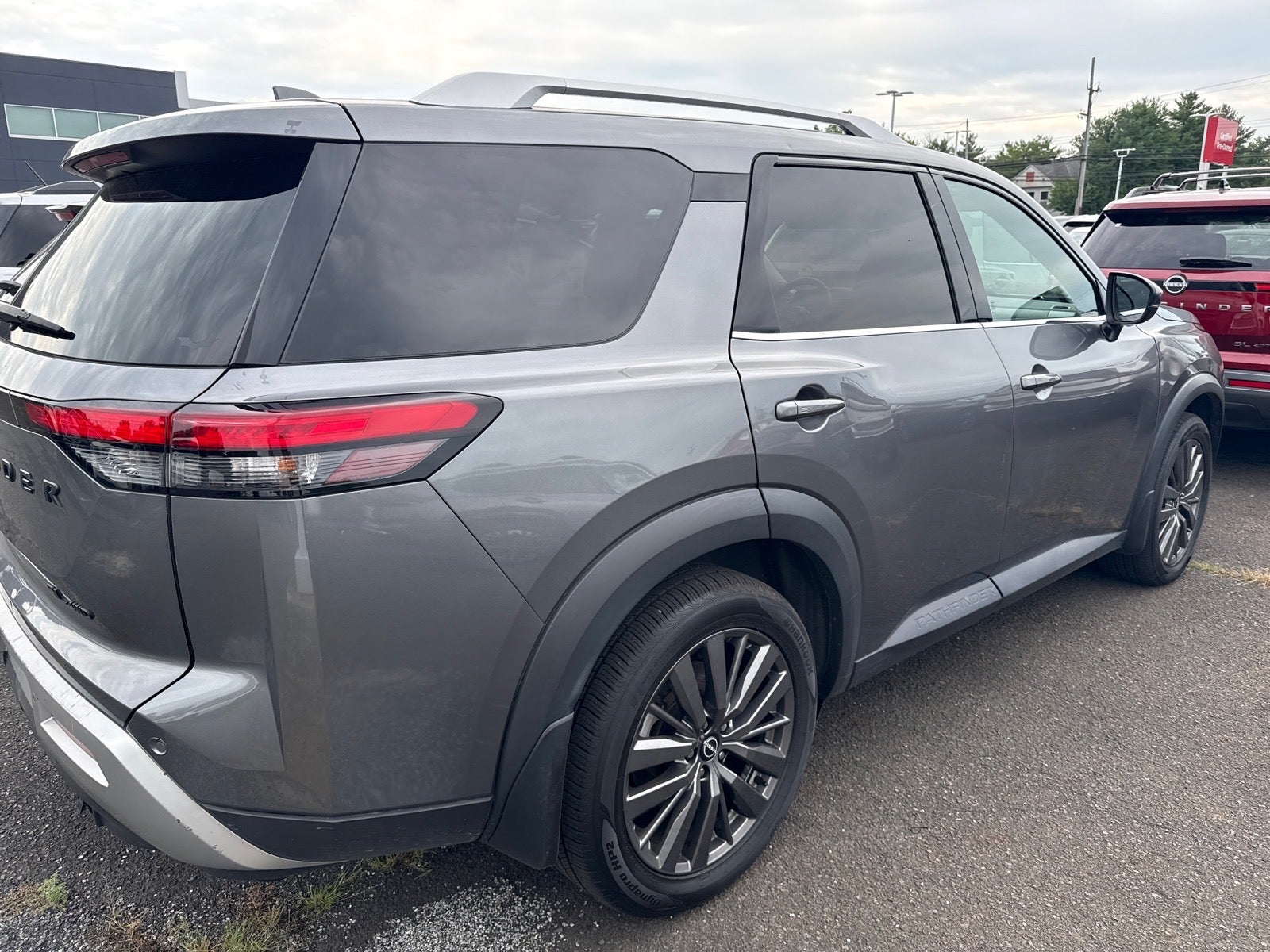 2022 Nissan Pathfinder SL